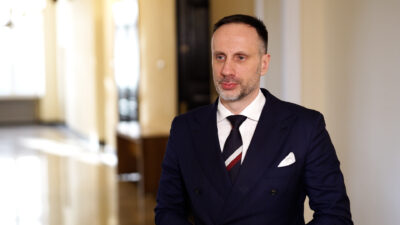 Sejm pracuje nad przepisami ograniczającymi spożycie alkoholu. Zmiany mogą wyeliminować z rynku piwa „zero” i być zagrożeniem dla małego handlu i gastronomii